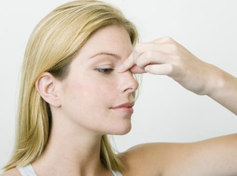 massage on nose bridge during sinus drainage-н зурган илэрц